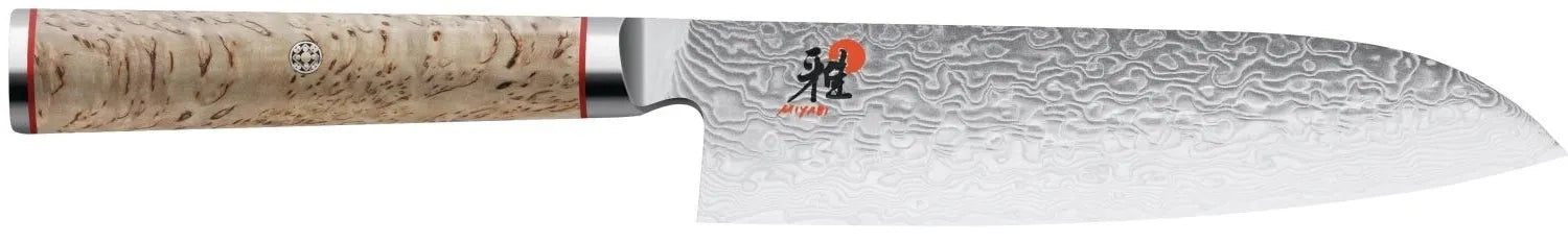 Das MIYABI 5000MCD SANTOKU: Ein Meisterwerk mit MC66-Stahl, Damaszener-Oberfläche und Birkenholzgriff. Perfekt für vielseitige Küchenanwendungen.