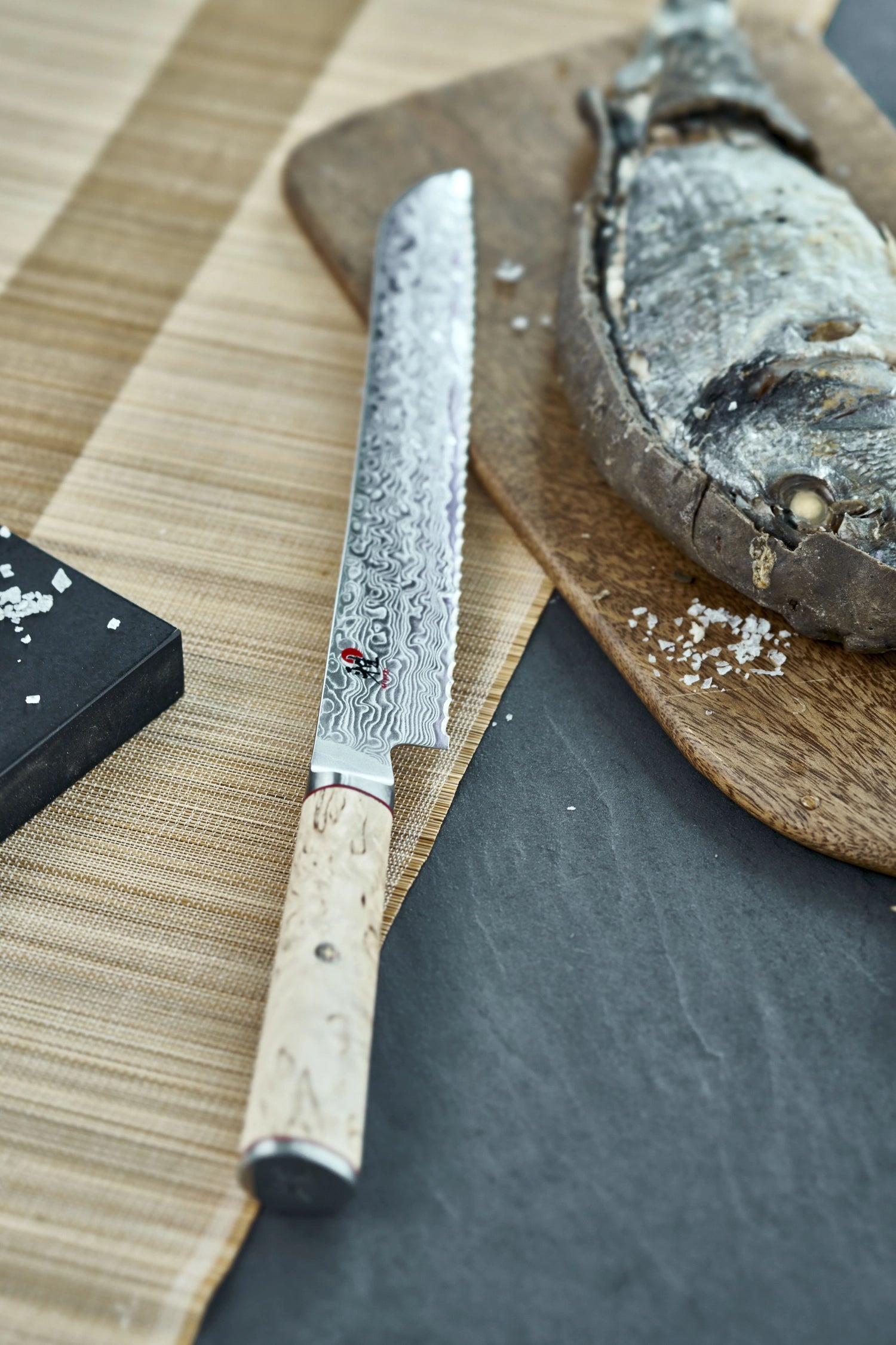 MIYABI 5000MCD Brotmesser, 230mm, mit Damaststahl-Klinge und ergonomischem Griff, ideal für präzises Schneiden von Brot.