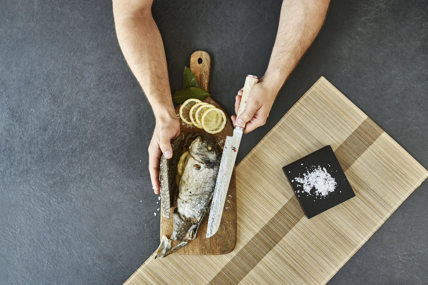 Entdecken Sie das MIYABI 5000MCD Brotmesser (230 mm) – ein elegantes Werkzeug aus hochwertigem Stahl, das mühelos durch jede Brotsorte schneidet.