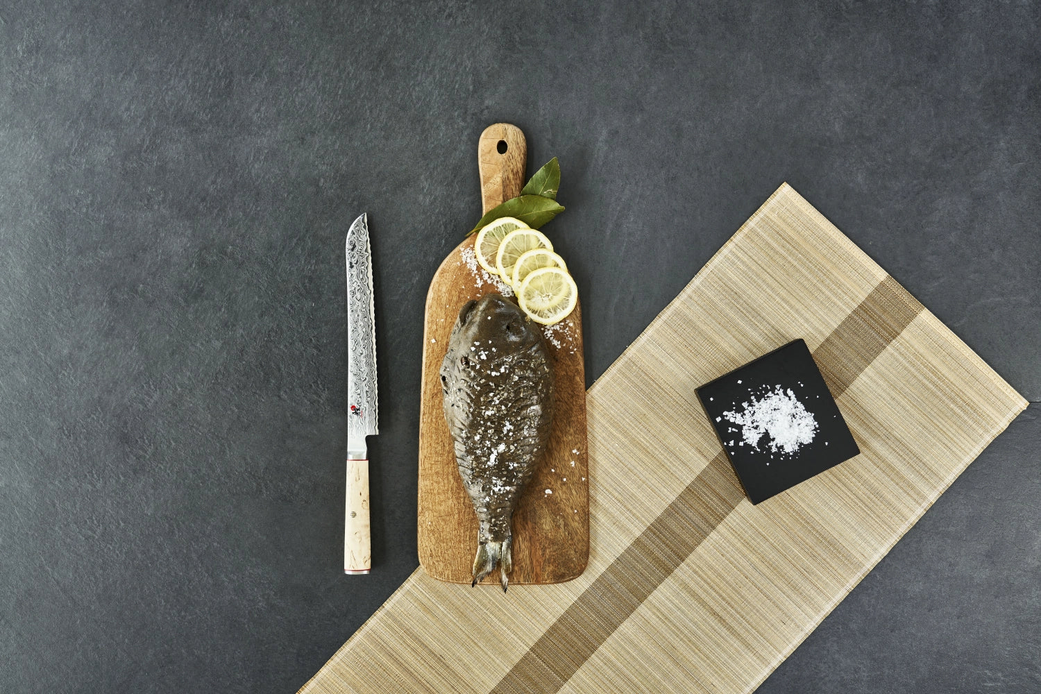 Hochwertiges MIYABI 5000MCD Brotmesser mit 230mm Klinge, ideal für präzises Schneiden von Brot und feinen Backwaren.