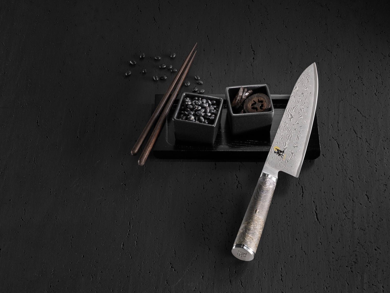 Entdecken Sie das MIYABI 5000MCD 67 BLACK Gyutoh: 240 mm Damaststahl-Klinge, eleganter Ahorngriff, ideal für präzise Schneidarbeiten in der Küche.