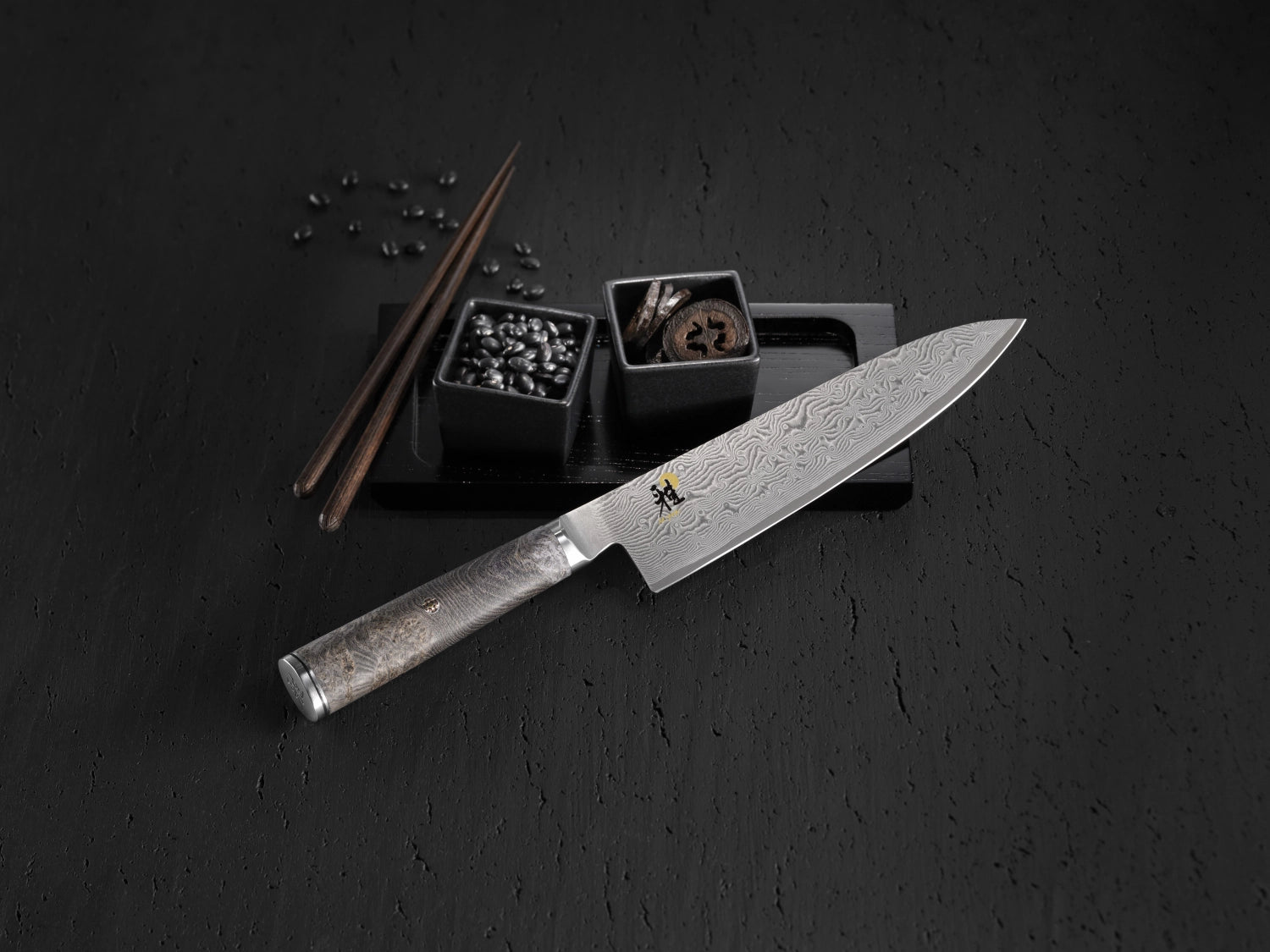 Erleben Sie das MIYABI 5000MCD 67 BLACK Gyutoh mit 240 mm Klinge aus hochwertigem Damaststahl und stilvollem Ahorngriff – perfekt für präzise Küchenarbeiten.