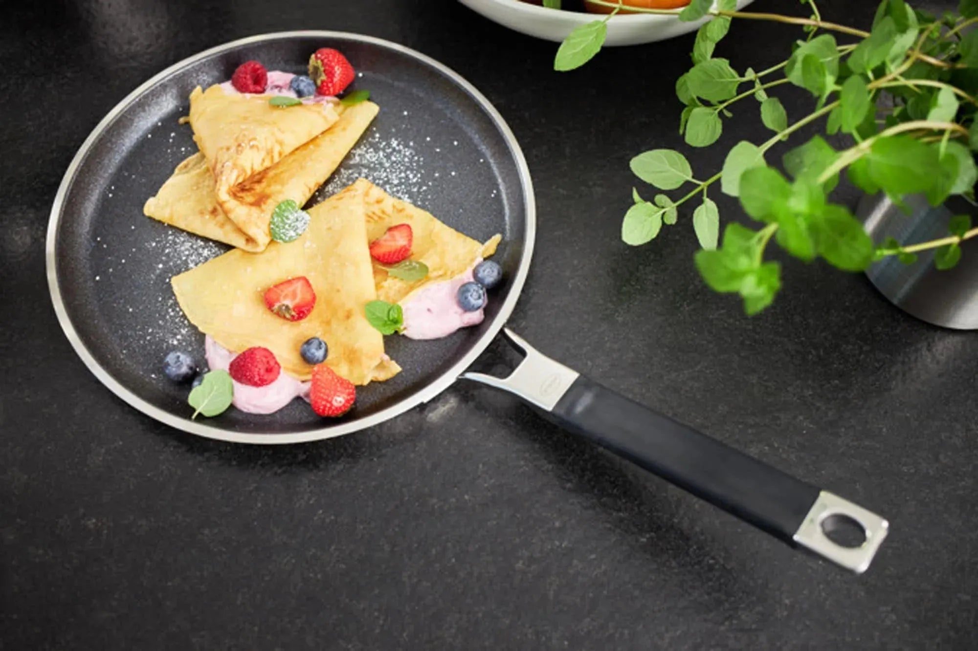 Crêpespfanne SilencePro ProResist ø 28 cm in  präsentiert im Onlineshop von KAQTU Design AG. Bratpfanne ist von RÖSLE