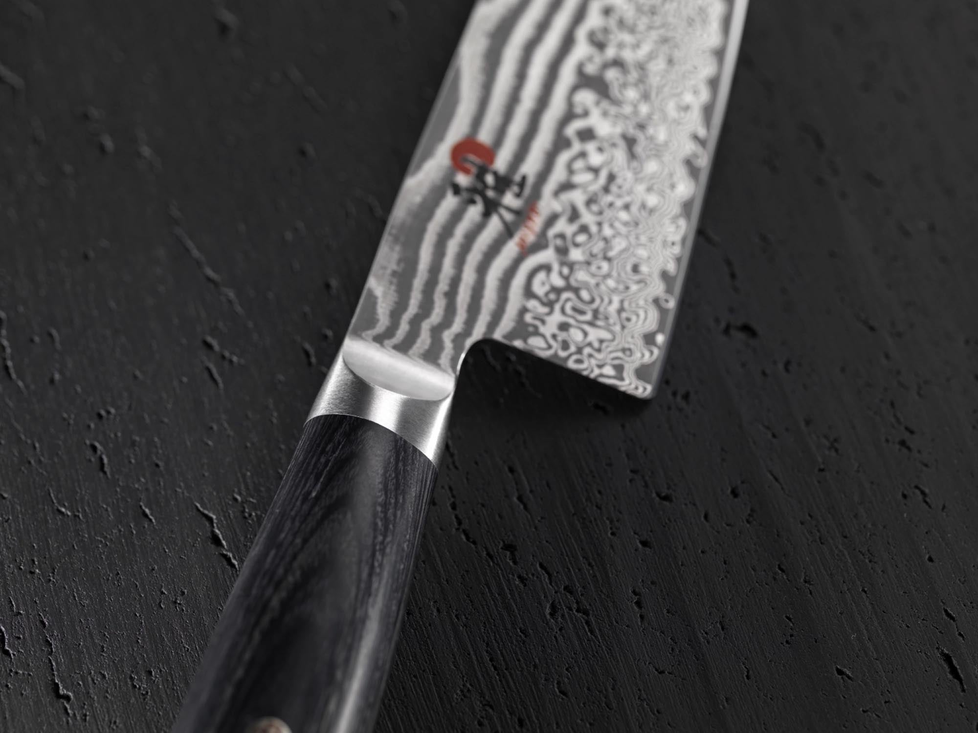 Entdecken Sie das MIYABI 5000FCD Gyutoh 200 mm – ein Meisterwerk aus FineCarbide FC61-Stahl mit ergonomischem Pakkaholzgriff für präzises Schneiden.