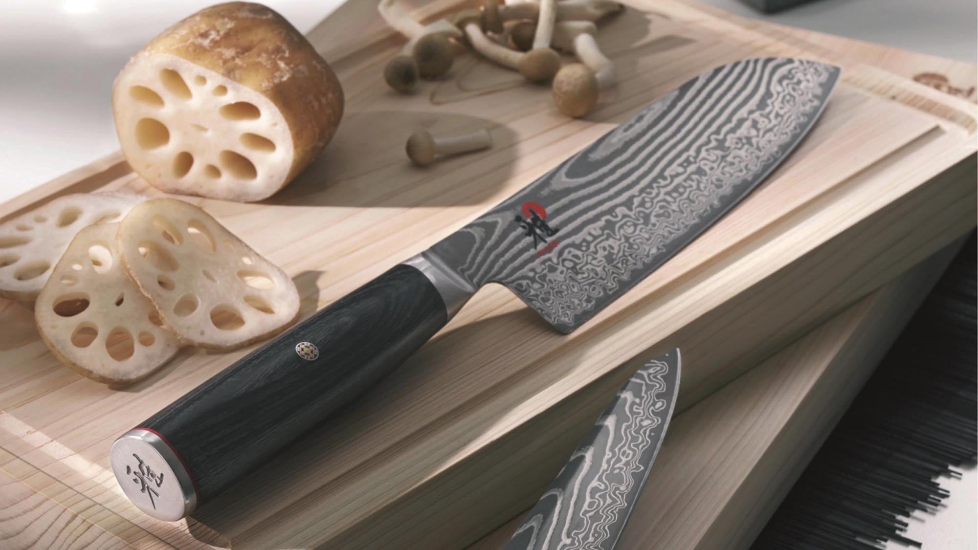 Entdecken Sie das MIYABI 5000FCD Santoku Küchenmesser: 180 mm Klinge aus FineCarbide FC61, ergonomischer Pakkaholzgriff, ideal für jeden Koch.