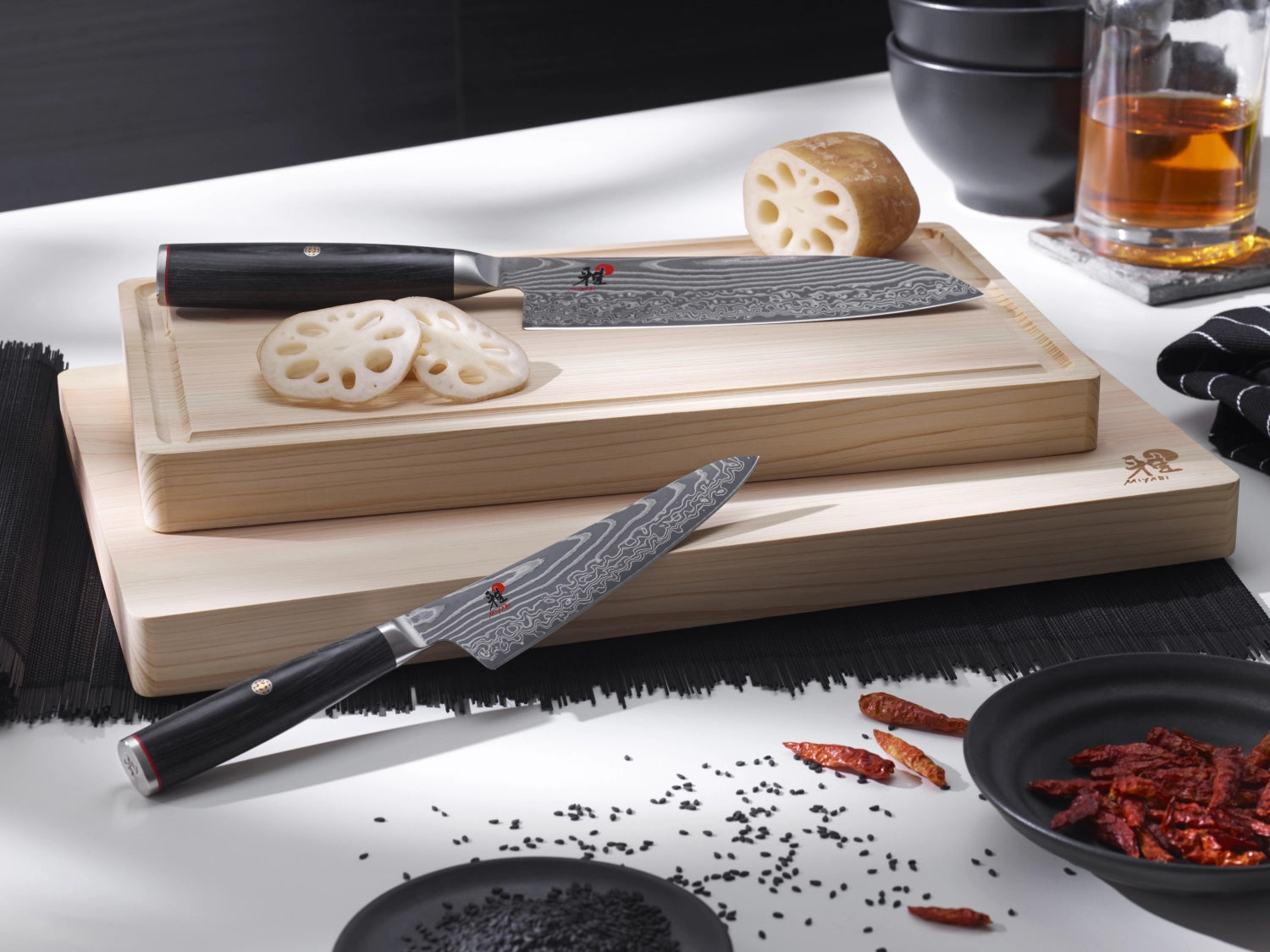 Elegantes MIYABI 5000FCD Brotmesser mit 240 mm Klinge, perfekt für präzise Schnitte durch Brot und Gebäck, gefertigt aus hochwertigem Damaststahl.