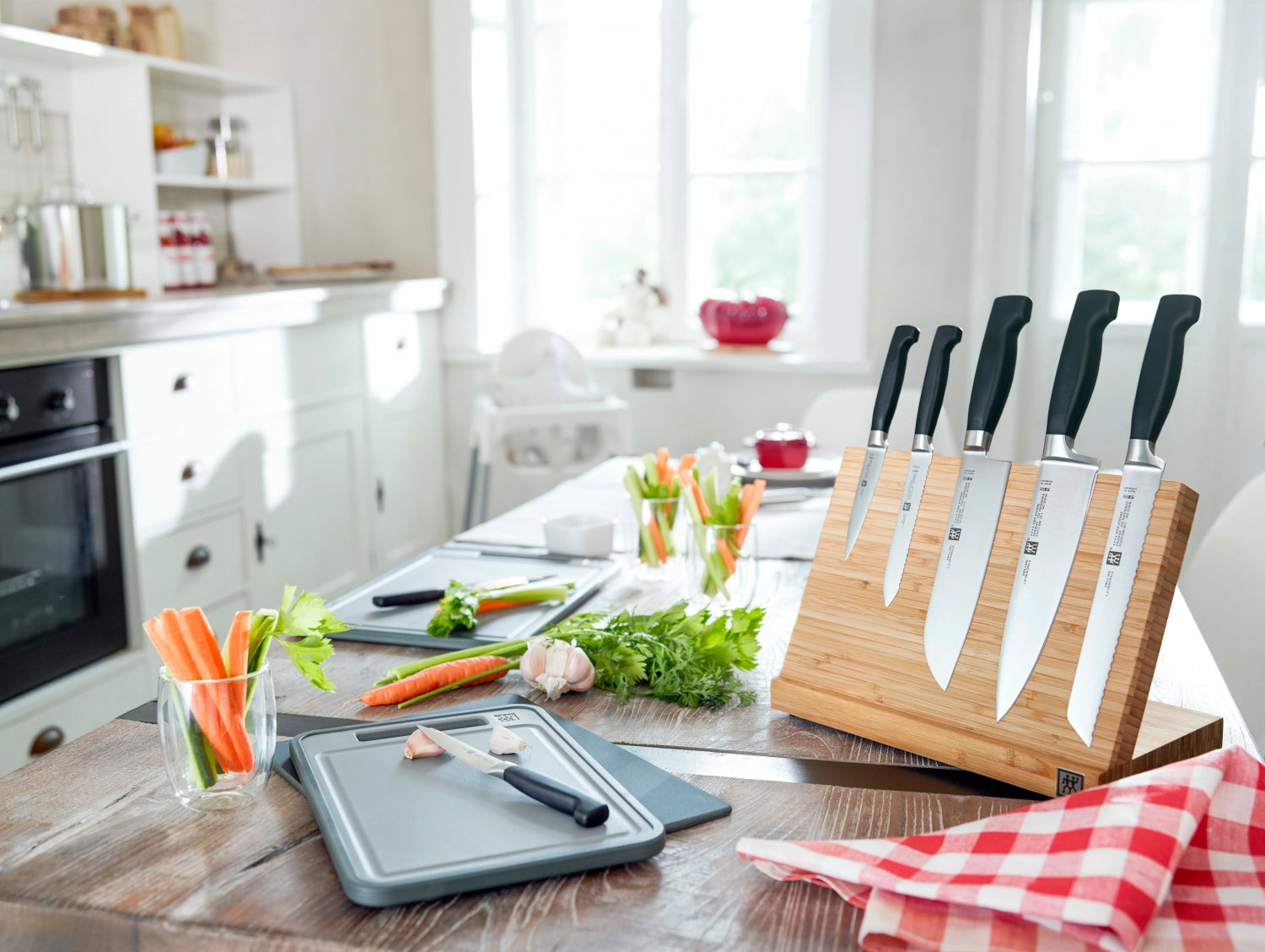 Hochwertiges 3-teiliges Four Star Messerset von Zwilling Kitchen, bestehend aus Spick-, Fleisch- und Kochmesser, ideal für präzises Schneiden.