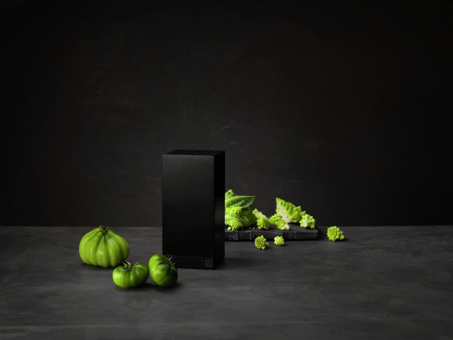 Schwarzer Messerblock aus Aluminium von Zwilling Kitchen, leer, für die stilvolle Aufbewahrung von Messern, modernes Design für jede Küche.