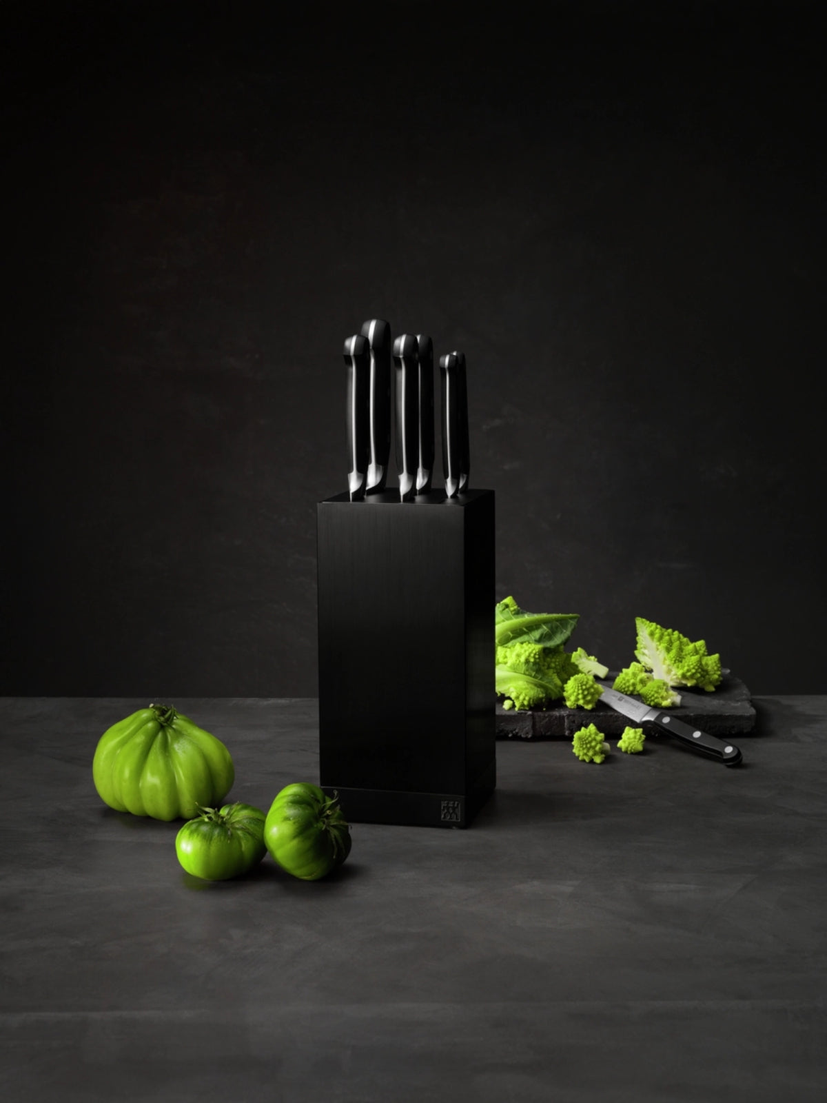 Messerblock Aluminium, leer, 7, schwarz in Schwarz präsentiert im Onlineshop von KAQTU Design AG. Messerblock ist von Zwilling Kitchen