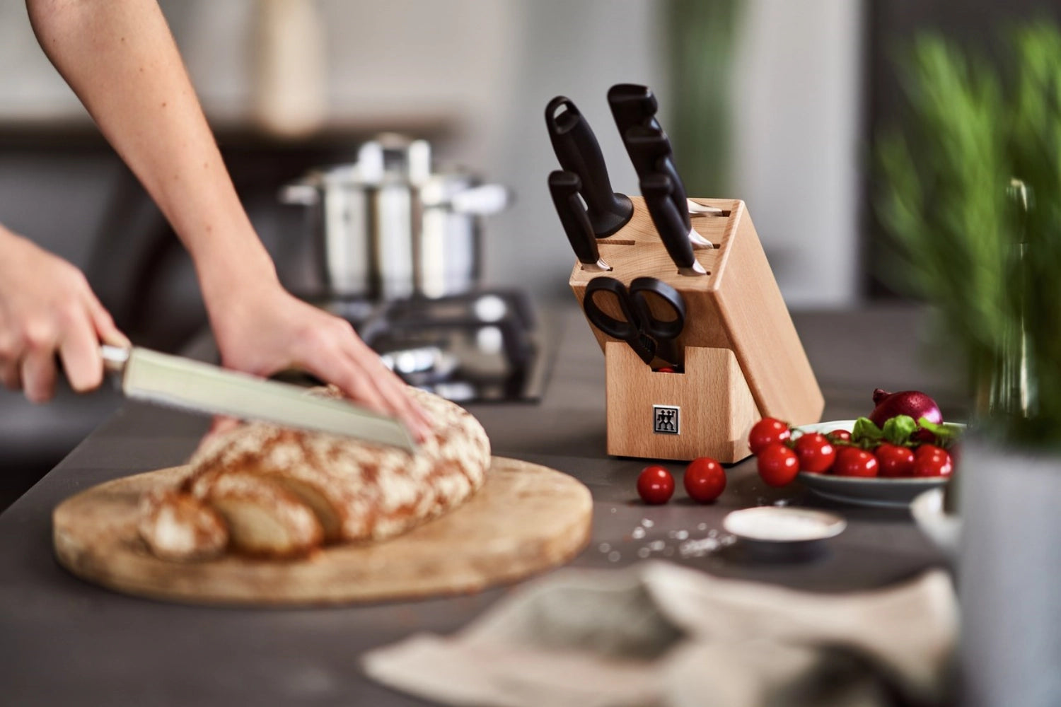 Hochwertiger Four Star Messerblock von Zwilling Kitchen, naturfarben, 8-teilig, ideal für die moderne Küche und zur sicheren Aufbewahrung von Messern.