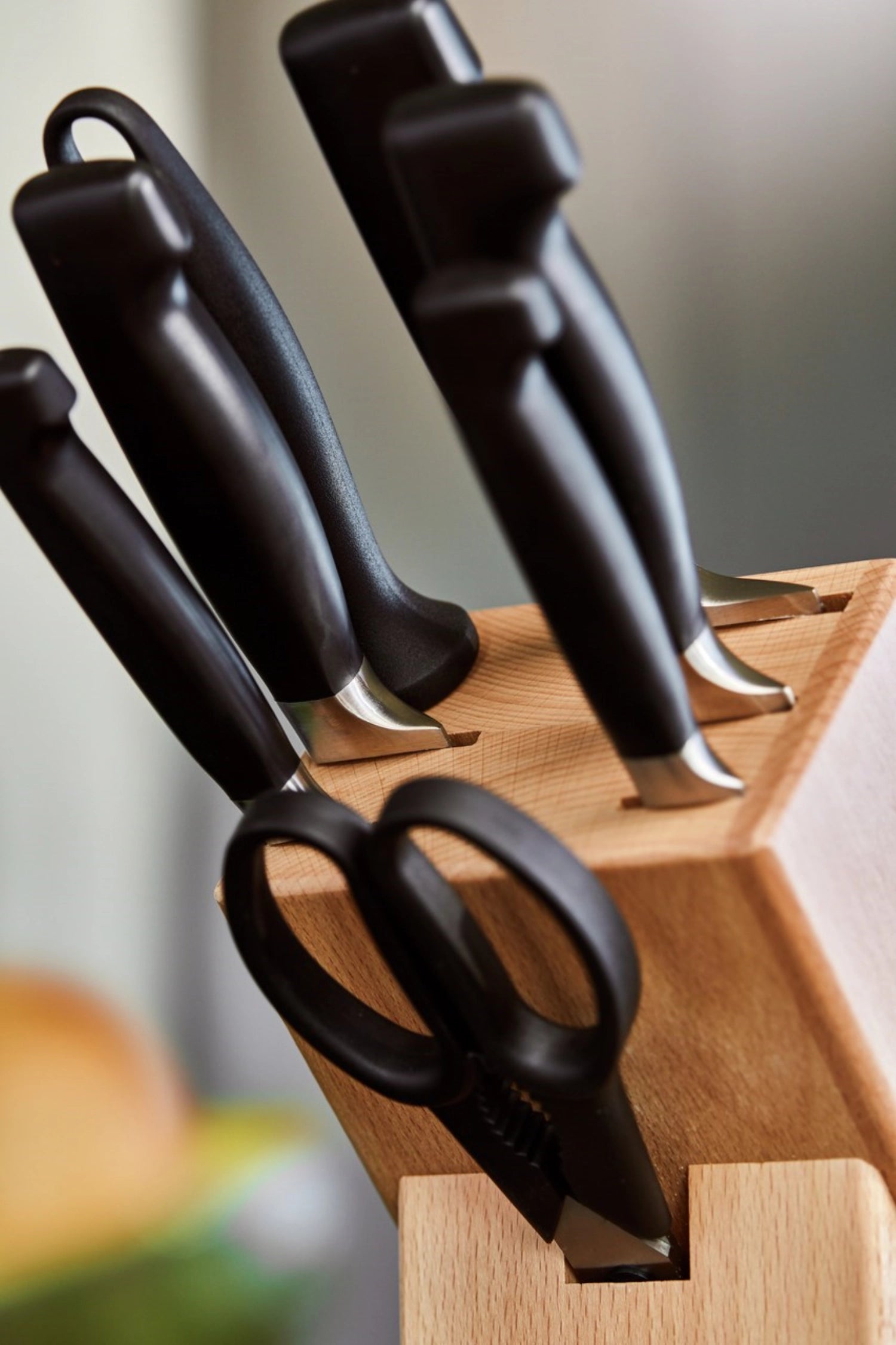 Eleganter 8-teiliges Messerblock-Set von Zwilling Kitchen in natürlichem Holz, perfekt für stilvolle Küchen und sichere Messeraufbewahrung.