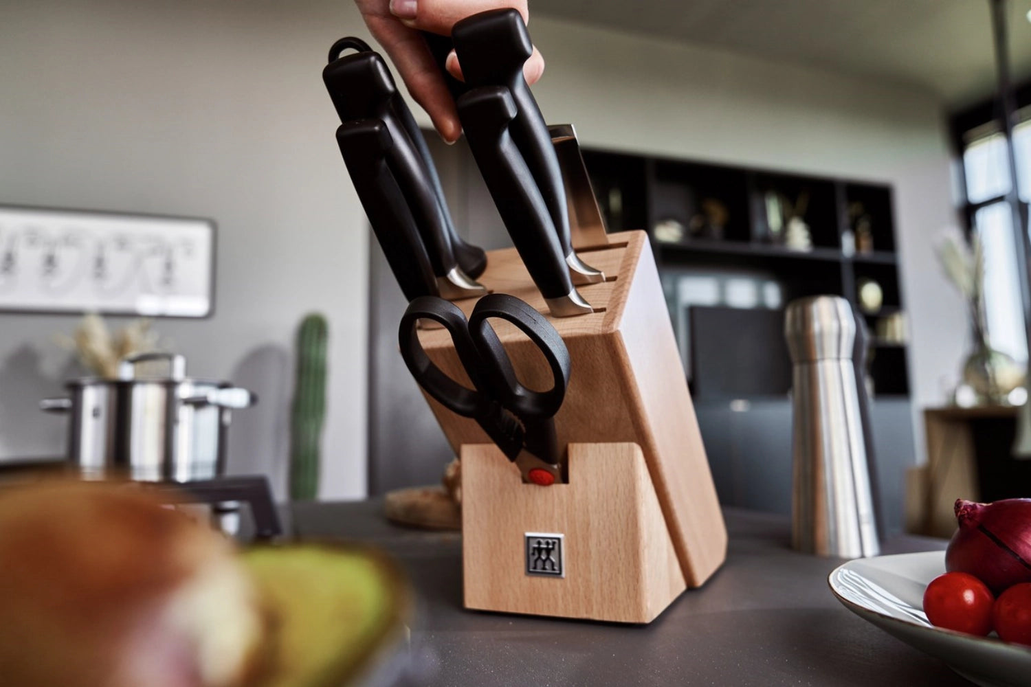 Hochwertiger 8-teiliges Messerblock-Set von Zwilling Kitchen aus edlem Naturholz, ideal für die praktische und sichere Aufbewahrung von Küchenmessern.