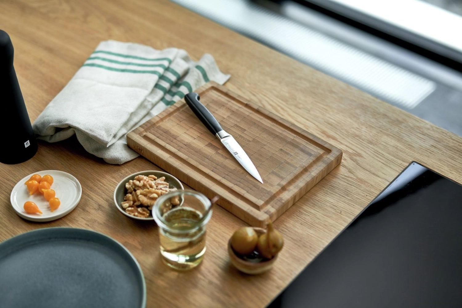 Hochwertiges 2-teiliges Messerset von Zwilling Kitchen, bestehend aus einem Spickmesser und einem Kochmesser für vielseitige Küchenanwendungen.