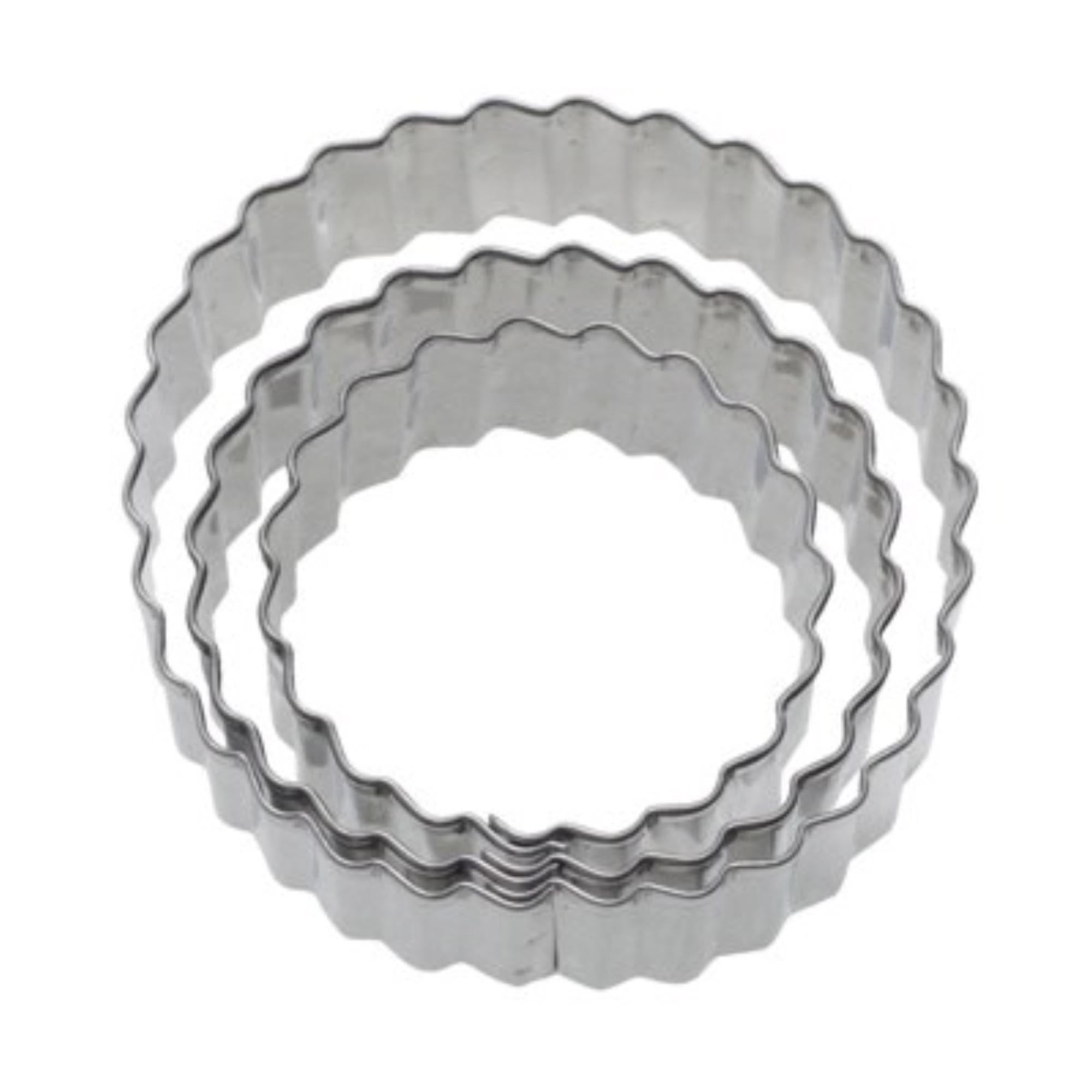 Entdecken Sie die 3 Stk. Terrassen-Ausstechformen Ring gewellt von Westmark. Aus robustem Edelstahl, ideal für kreative Backideen. Perfekte Ergebnisse mit verschiedenen Größen für Plätzchen, Torten und Desserts.