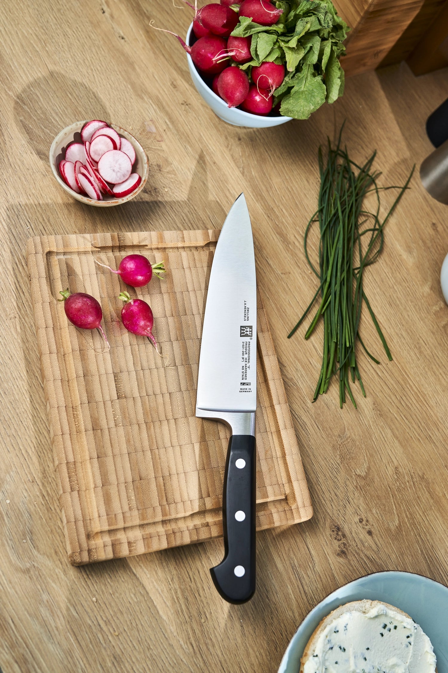 Erleben Sie das Professional "S" Messerset von Zwilling Kitchen: 3 hochwertige Messer für präzises Schneiden, gefertigt aus rostfreiem Spezialstahl.