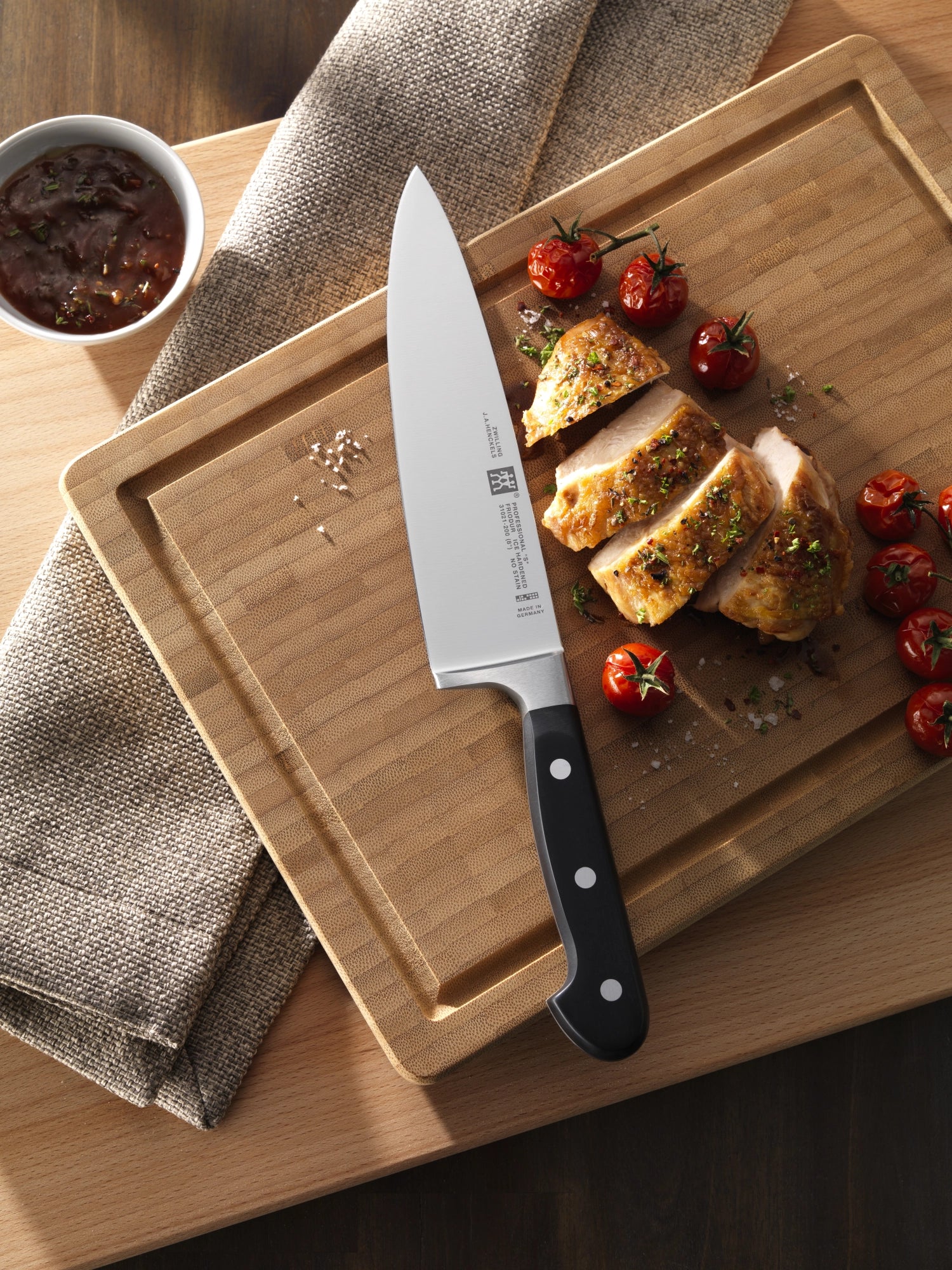 Hochwertiges 3-teiliges Messerset "S" von Zwilling Kitchen, bestehend aus Spick-, Fleisch- und Kochmesser, ideal für professionelle Küchen.