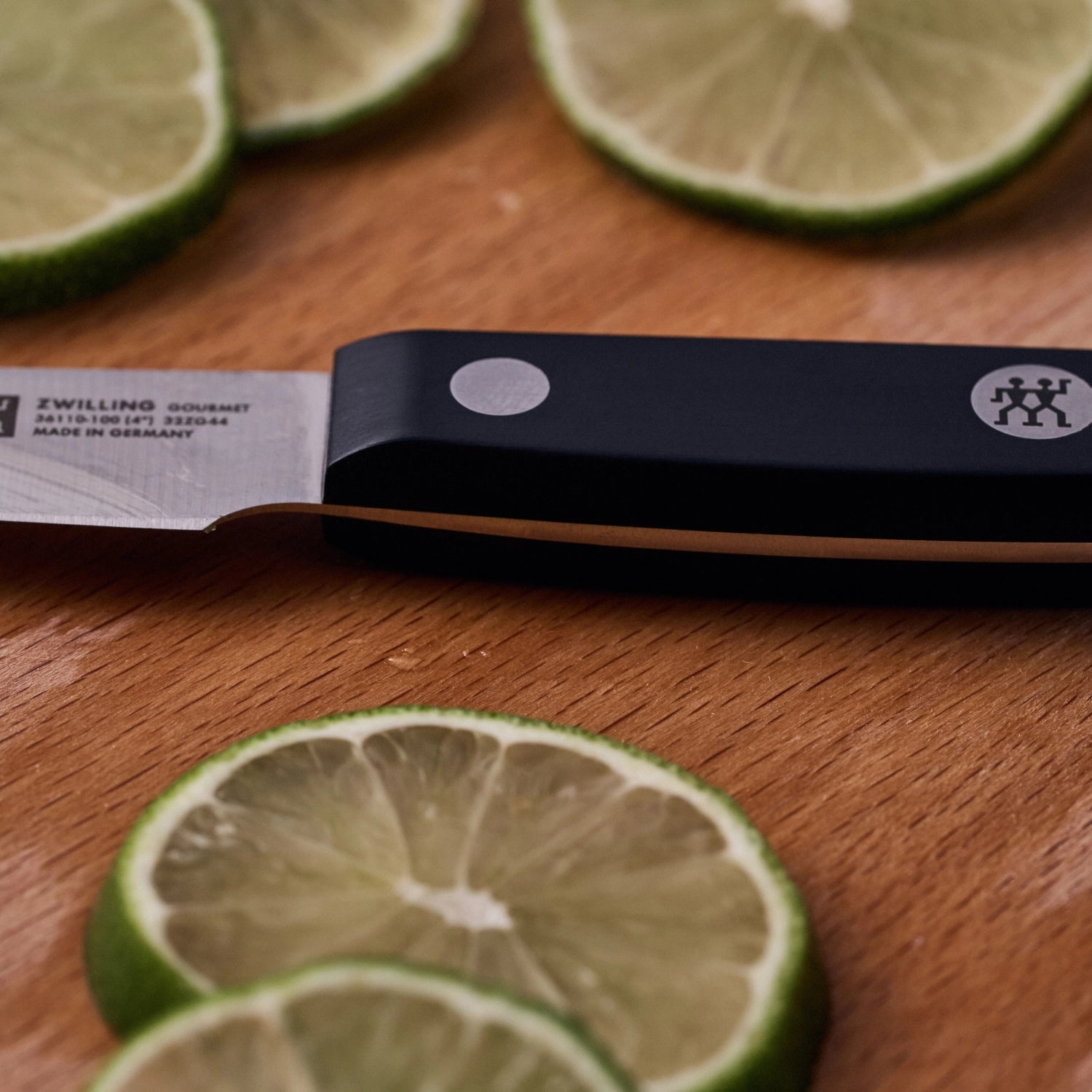 Hochwertiges ZWILLING Gourmet Schälmesser mit 100 mm Klinge, ideal für feine Schneidarbeiten in der Küche, ergonomischer Griff für optimalen Komfort.
