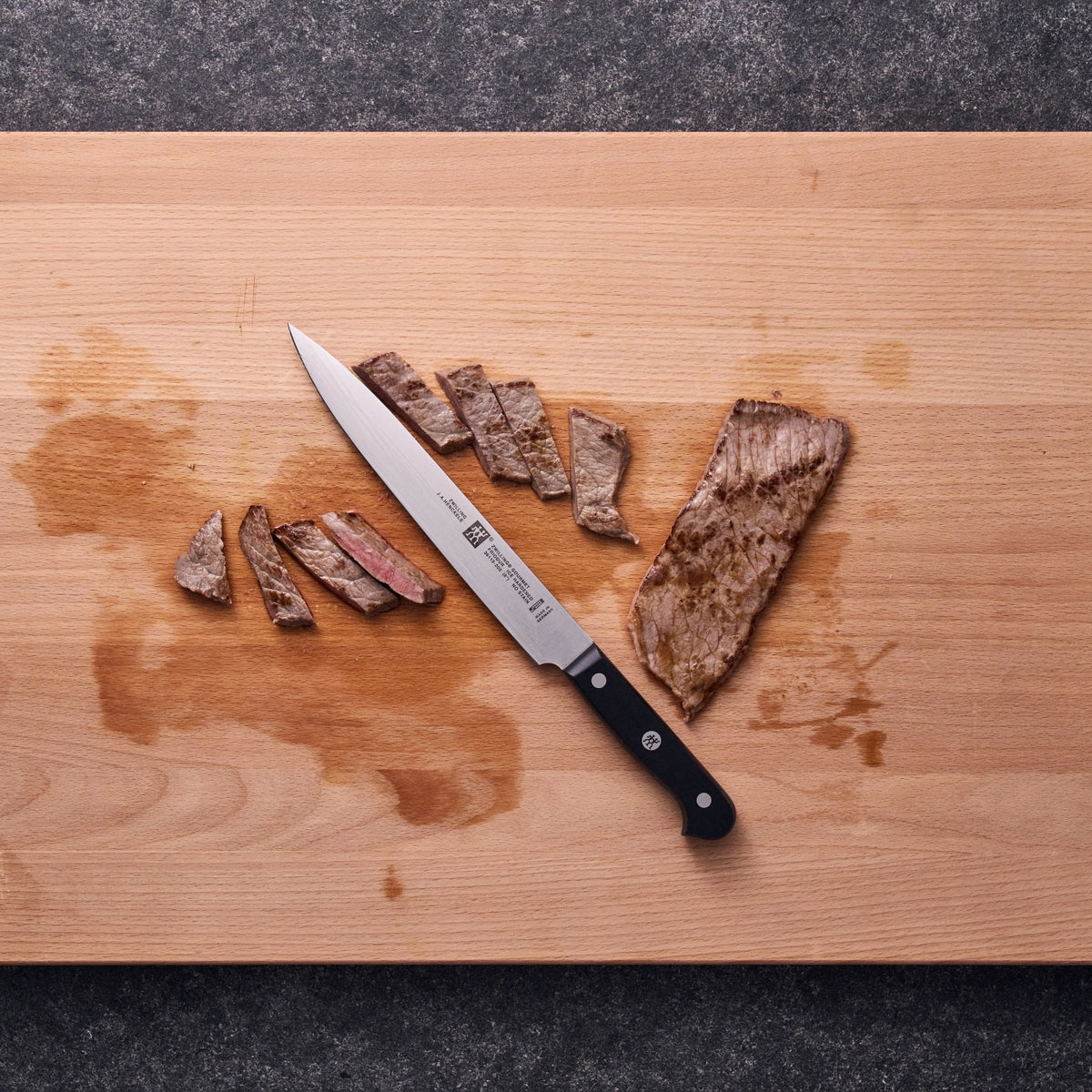 ZWILLING Gourmet Fleischmesser, 200 mm in Schwarz präsentiert im Onlineshop von KAQTU Design AG. Küchenmesser ist von Zwilling Kitchen