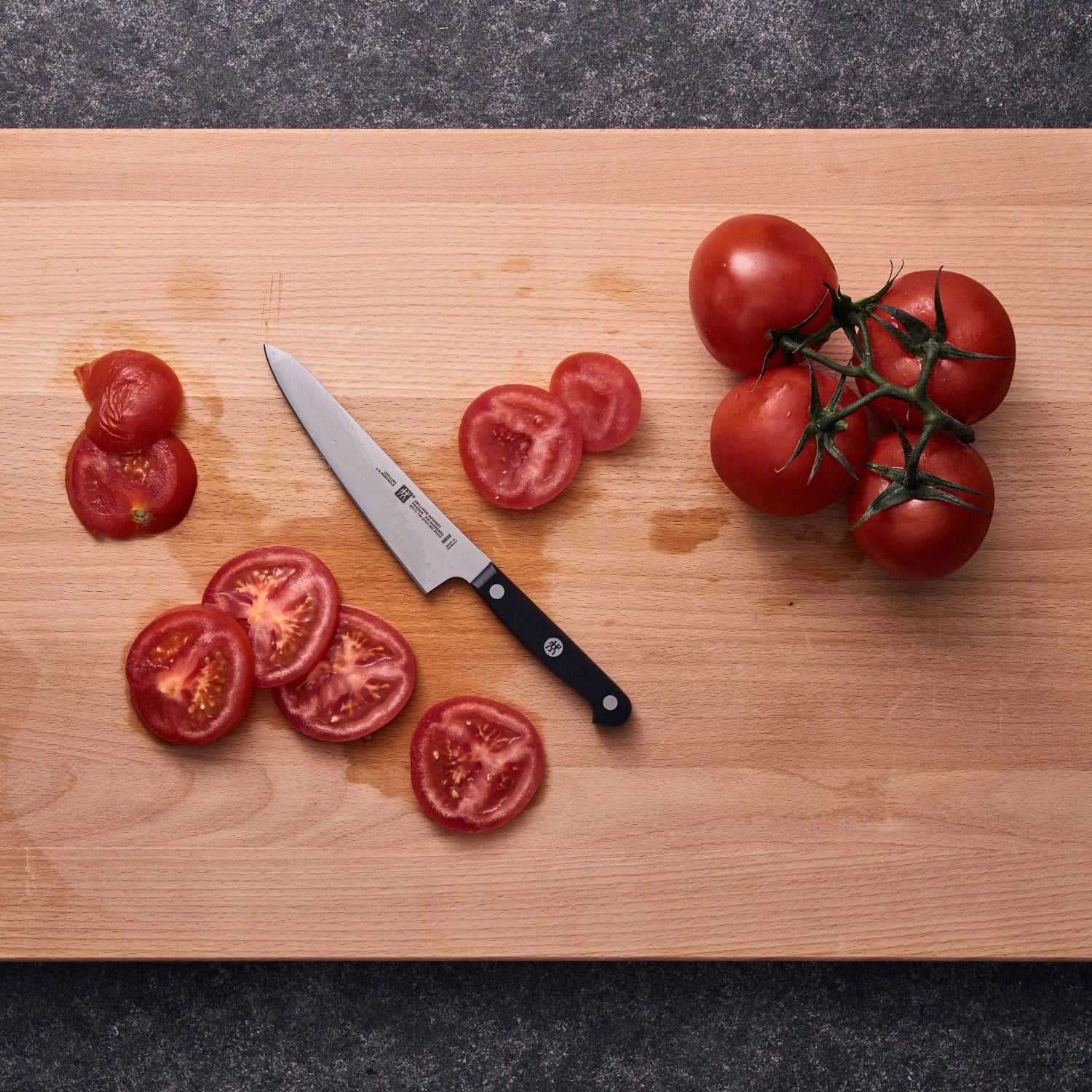 Hochwertiges ZWILLING Gourmet Kochmesser Compact 140mm, perfekt für präzises Schneiden und vielseitige Anwendungen in der Küche.