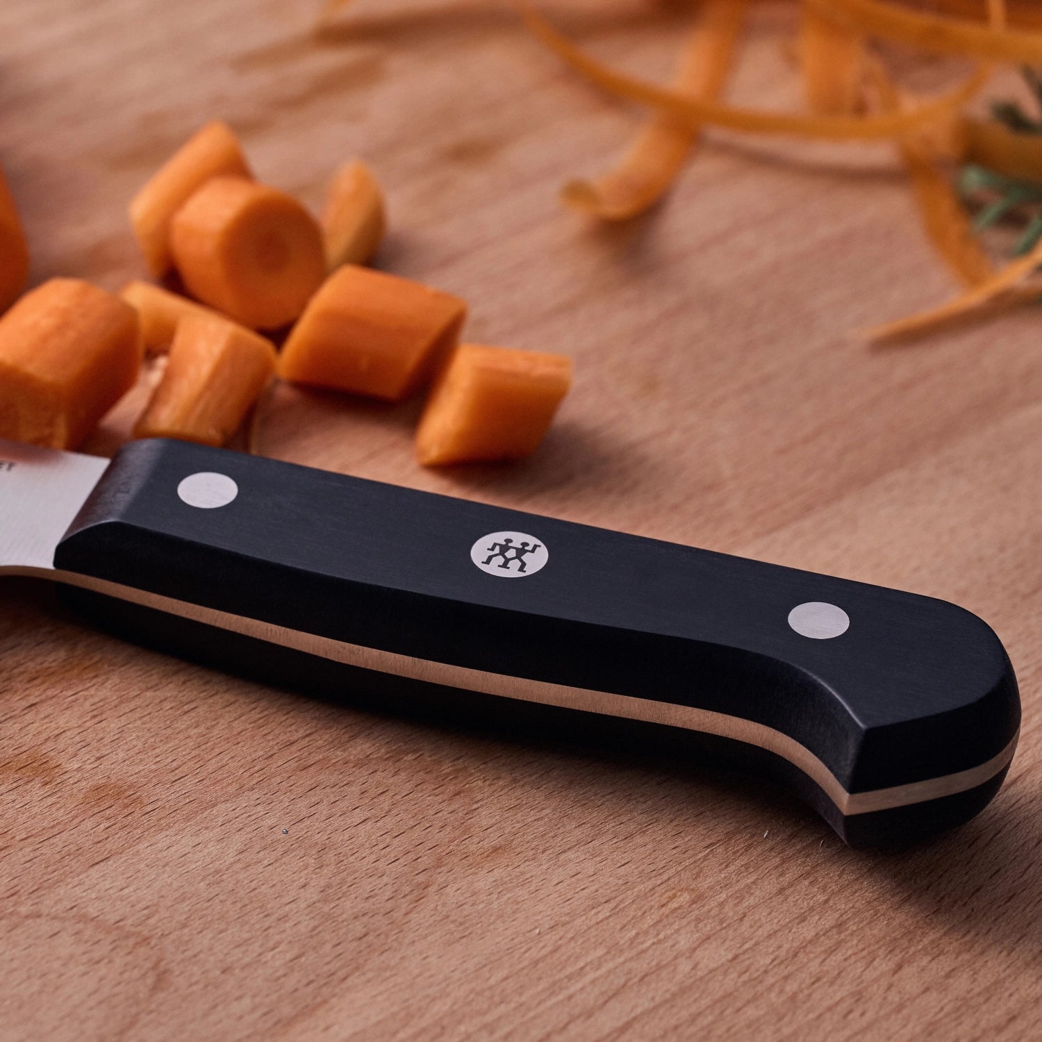 Elegantes ZWILLING Gourmet Kochmesser mit 200 mm Klinge, perfekt für präzise Schneidetechniken und vielseitige Küchenanwendungen.