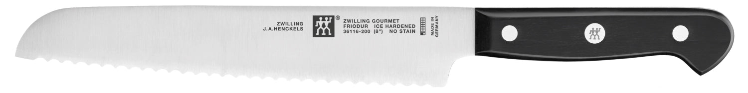 Das ZWILLING Gourmet Brotmesser mit 200 mm Klinge schneidet Brot präzise und mühelos dank seiner hochwertigen Verarbeitung.