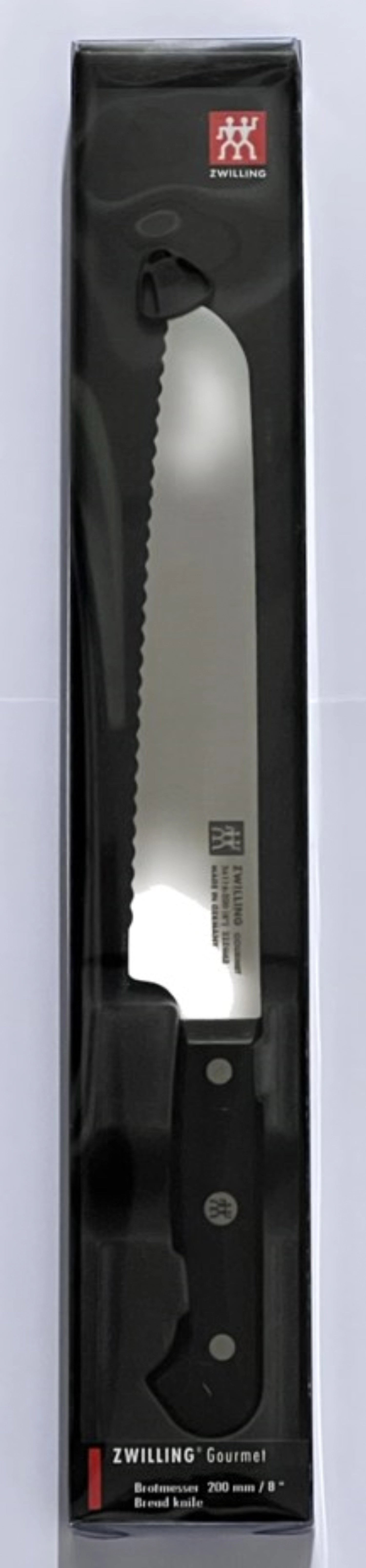 Das ZWILLING Gourmet Brotmesser, 200 mm, überzeugt mit seiner scharfen Klinge für müheloses und präzises Schneiden von Brot und Backwaren.