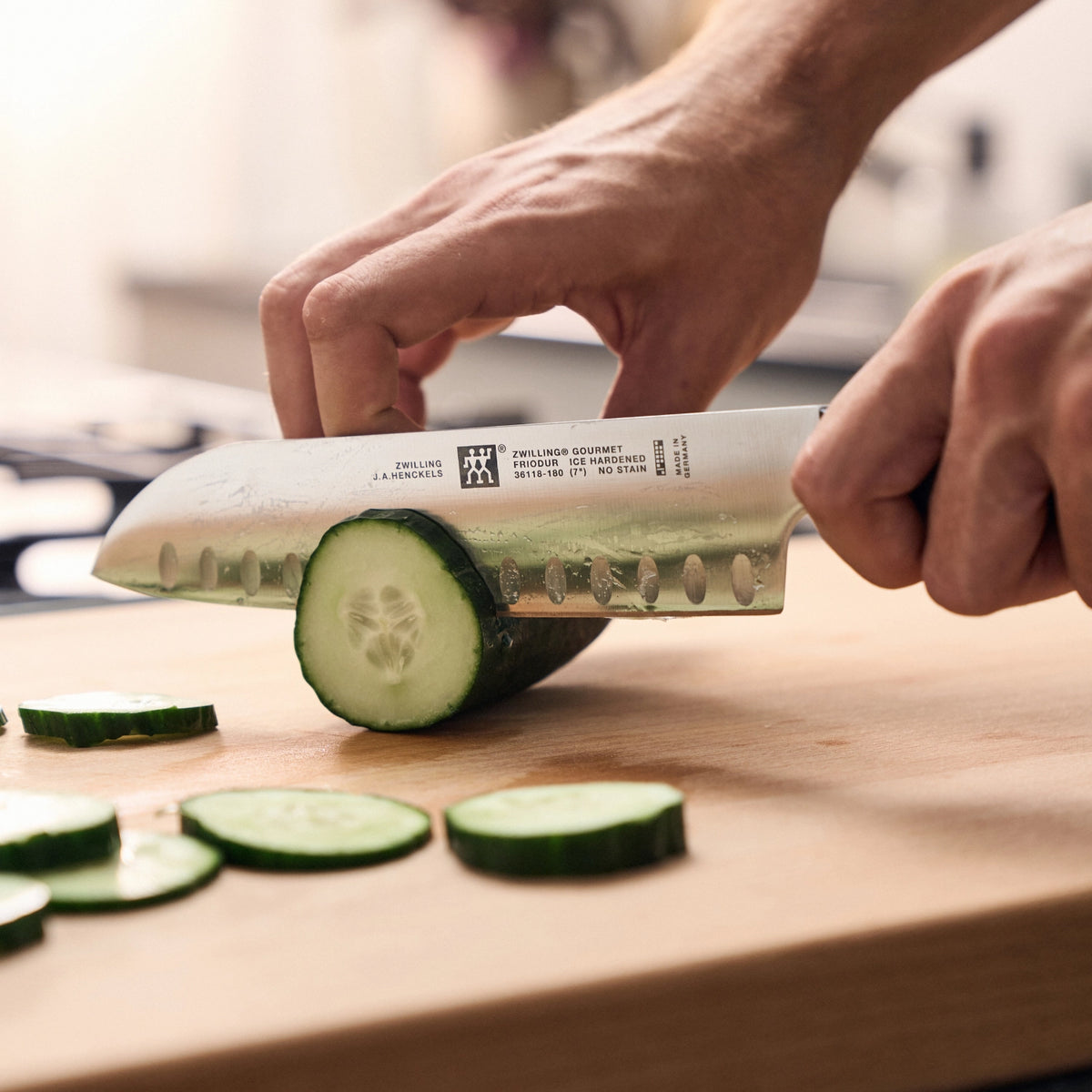 ZWILLING Gourmet Santokumesser m. Kullen, 180 mm in Schwarz präsentiert im Onlineshop von KAQTU Design AG. Küchenmesser ist von Zwilling Kitchen