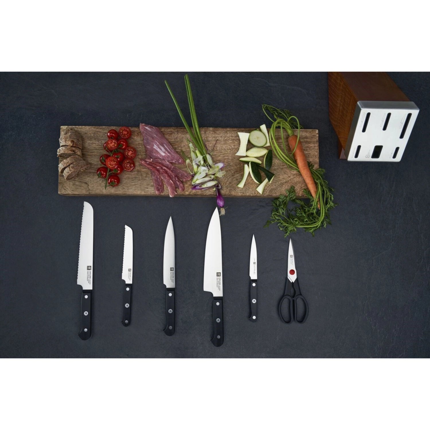 Gourmet Selbstschärfender Messerblock von Zwilling Kitchen, 7-teilig, elegantes Design, hochwertige Messer für präzises Schneiden in der Küche.