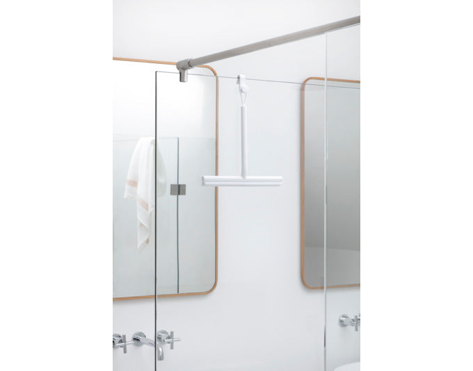 Eleganter BRABANTIA Duschwischer in Dunkelgrau mit praktischem Haken, ideal für streifenfreies Reinigen von Duschwänden und Fliesen.