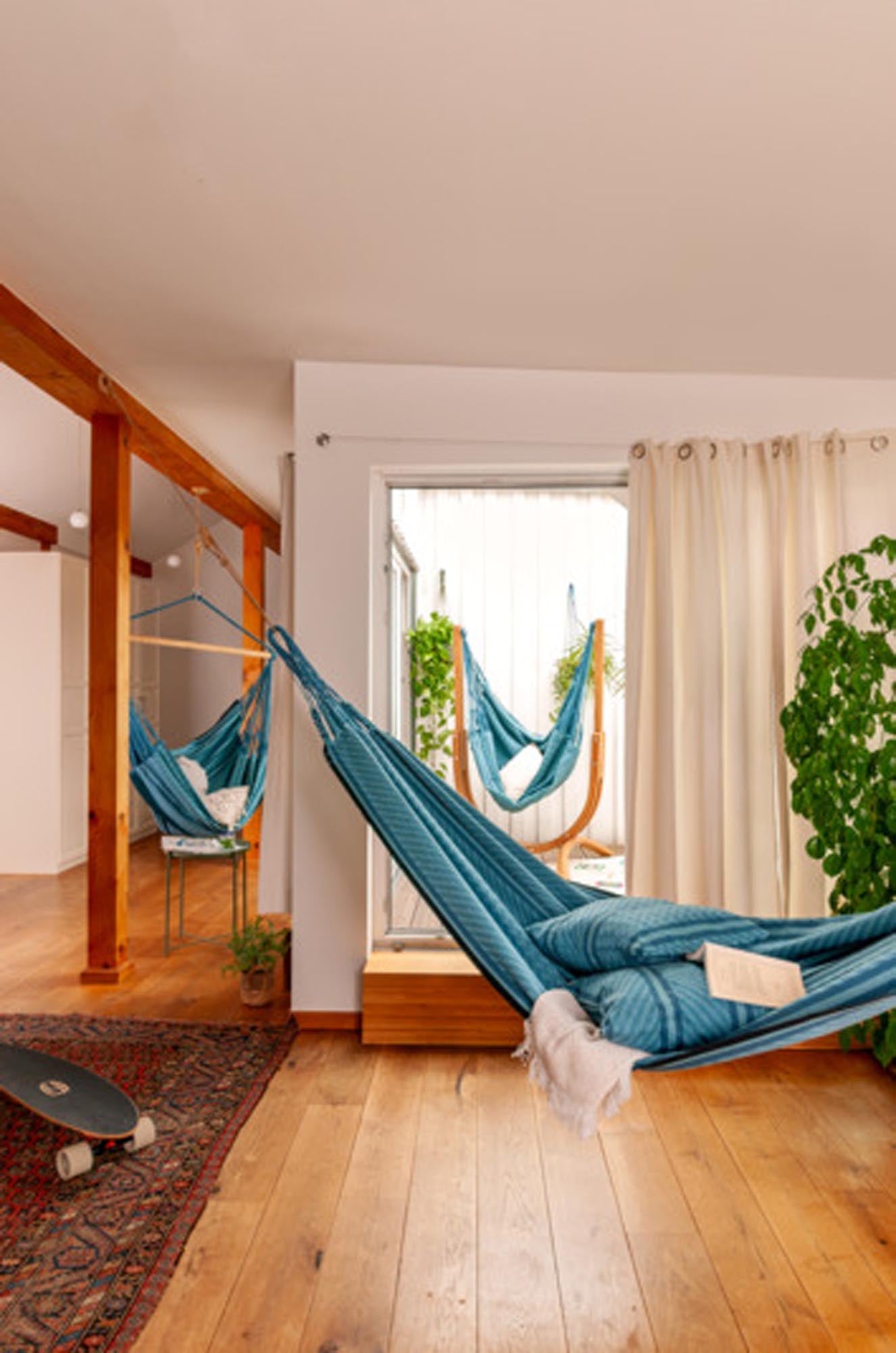 Die LA SIESTA Hängematte Flora zebra blue bietet mit 160x350 cm Größe Komfort und Stil in einem eleganten blau-gestreiften Design.