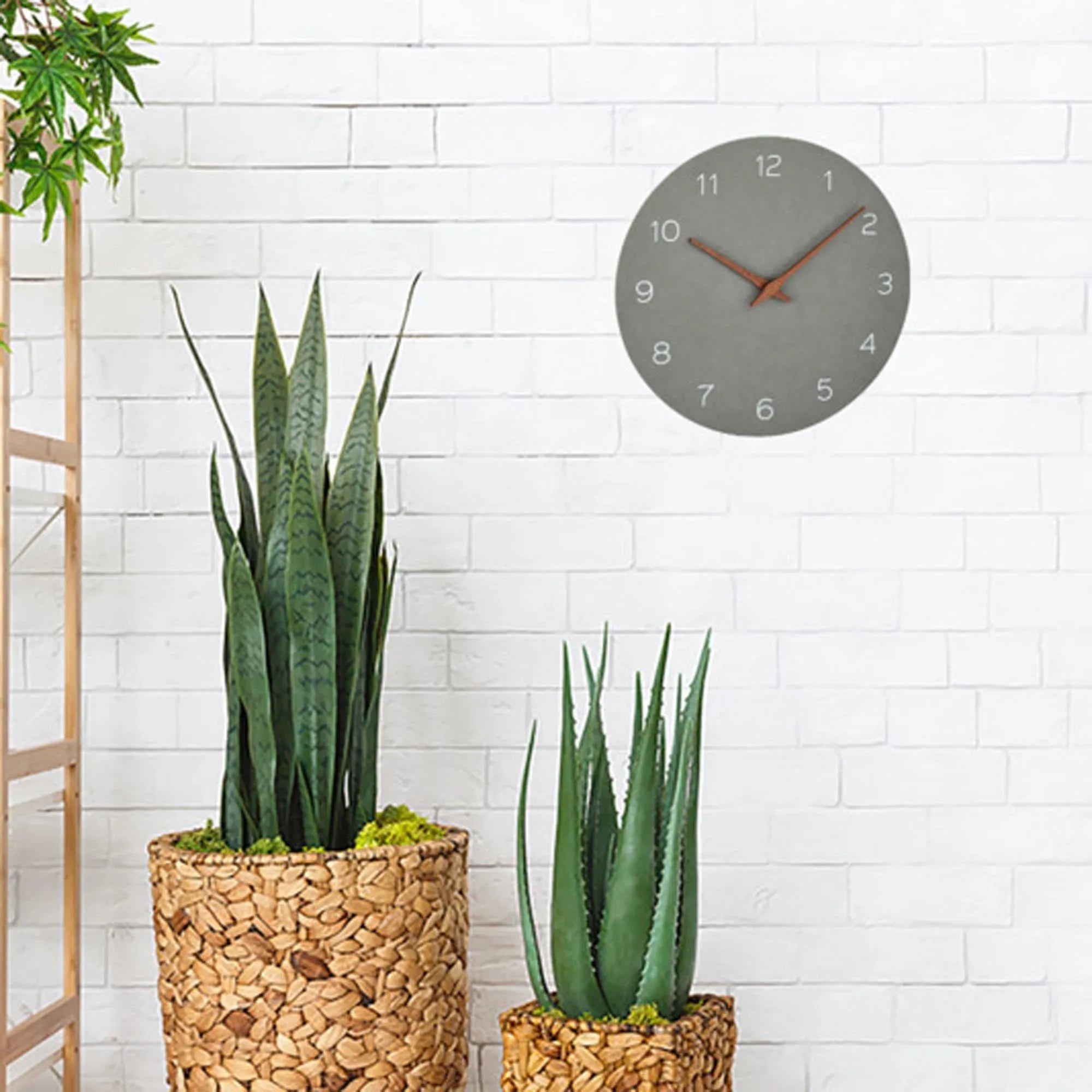 Moderne Wanduhr in Betongrau mit stilvollen Holzzeigern, ideal für zeitloses Design und präzise Zeitanzeige in jedem Raum.