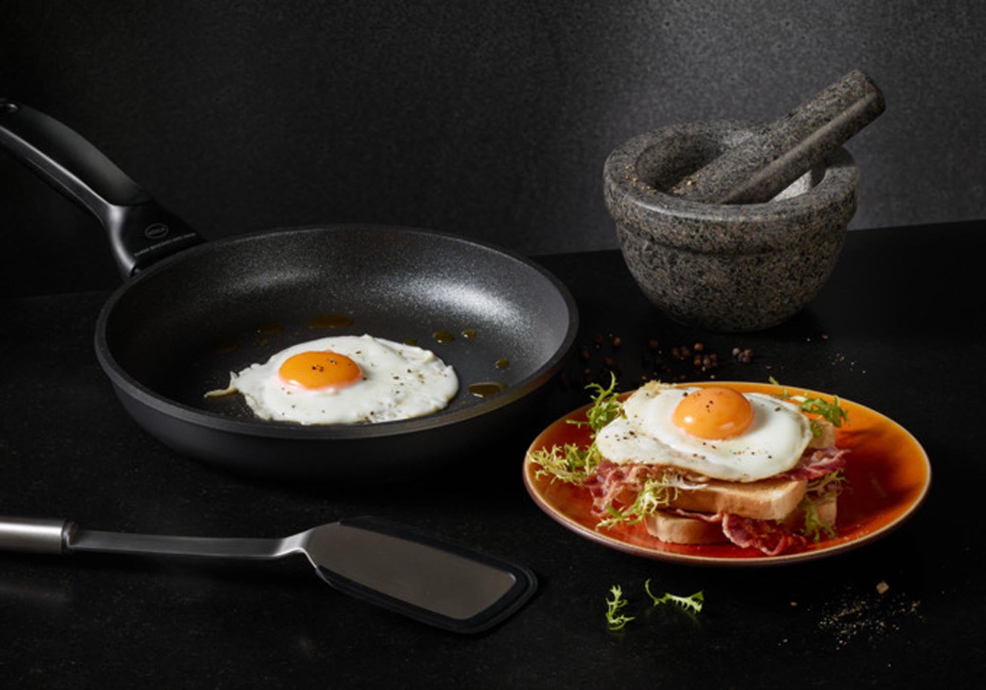 Die RÖSLE Bratpfanne Cadini ProResist (ø 20 cm) überzeugt mit gleichmäßiger Wärmeverteilung, ergonomischem Griff und vielseitiger Verwendung für köstliche Gerichte.