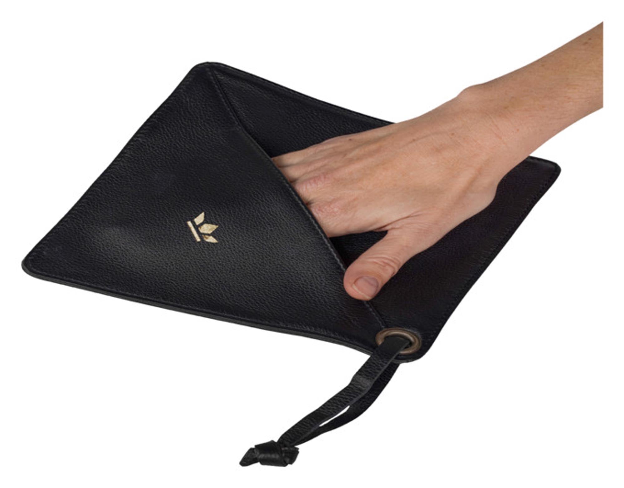 Eleganter Topflappen aus hochwertigem Vintage-Leder in Schwarz, ideal für stilvolles Kochen und Schutz vor Hitze.