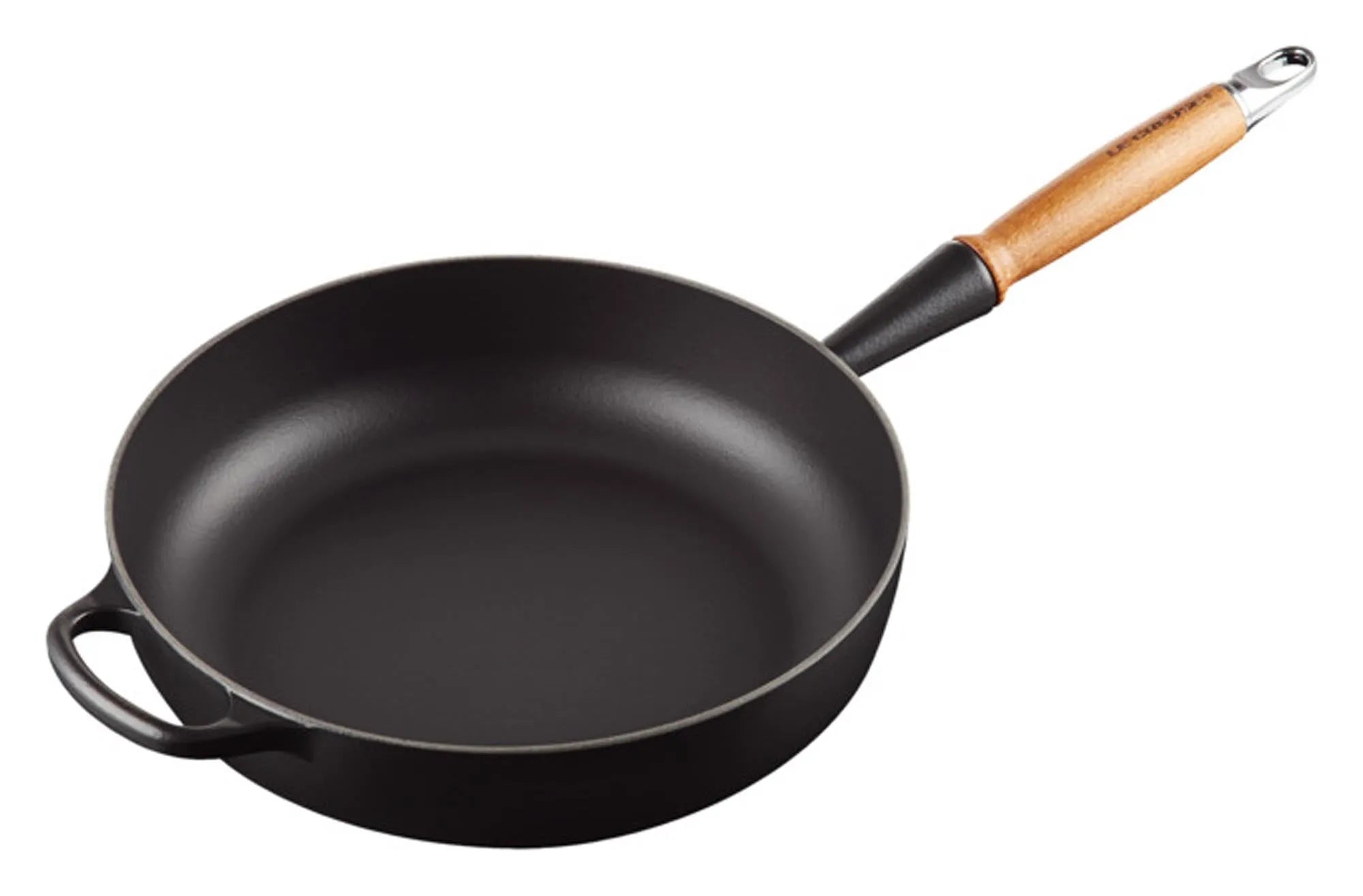 Die LE CREUSET Sauteuse ø 28 cm: Hochwertiges emailliertes Gusseisen, exzellente Wärmeleitung, pflegeleicht, für alle Herdarten geeignet.