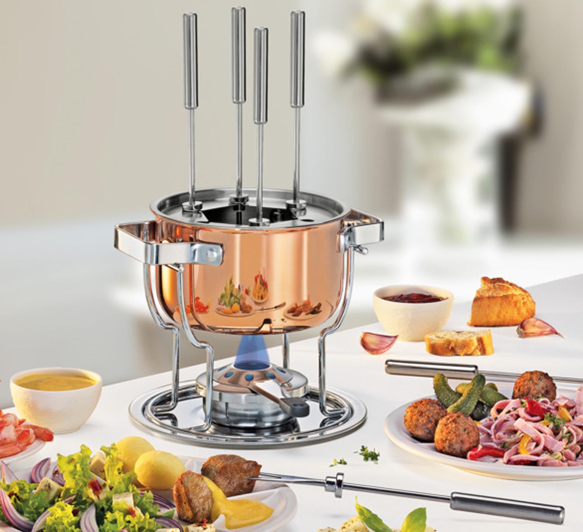 Elegante Fondue-Garnitur aus Edelstahl, ø 17 cm, ideal für Käse- und Fleischfondue. Langlebig, antihaftbeschichtet, ergonomisch.