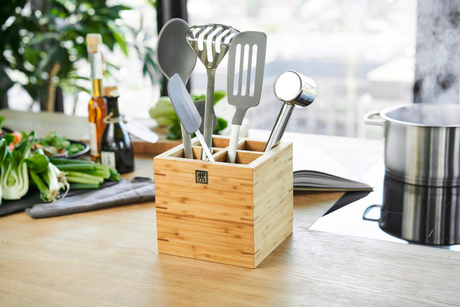 Der Zwilling Pro Wender aus Silikon ist 33,6 cm lang, hitzebeständig und ideal für beschichtete Pfannen. Perfekt für die moderne Küche.