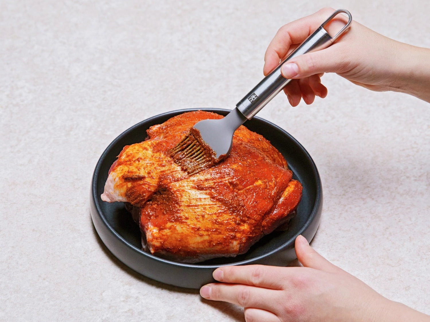 Eleganter Zwilling Pro Backpinsel aus strapazierfähigem Silikon, 24 cm, perfekt für präzises Auftragen von Glasuren und Marinaden.