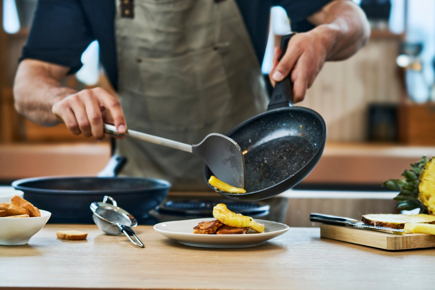 Zwilling Pro Wokwender aus Silikon, 37.1 cm, ideal für schonendes Wenden in beschichteten Pfannen, langlebig und hitzebeständig.