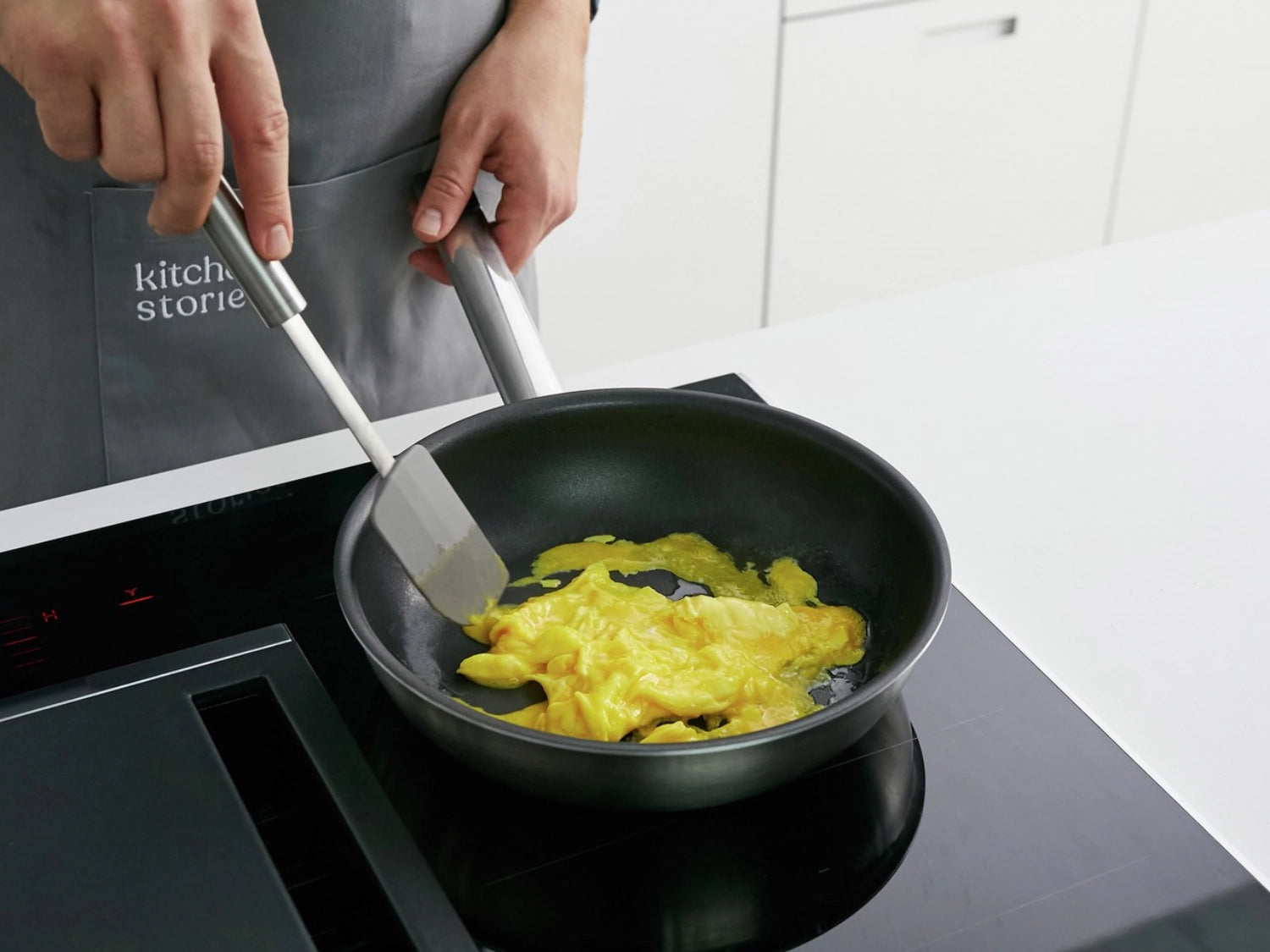 Entdecken Sie den Zwilling Pro Teigschaber (28,5 cm) aus langlebigem Silikon und Edelstahl – ideal zum Mischen, Servieren und für kreative Backprojekte!