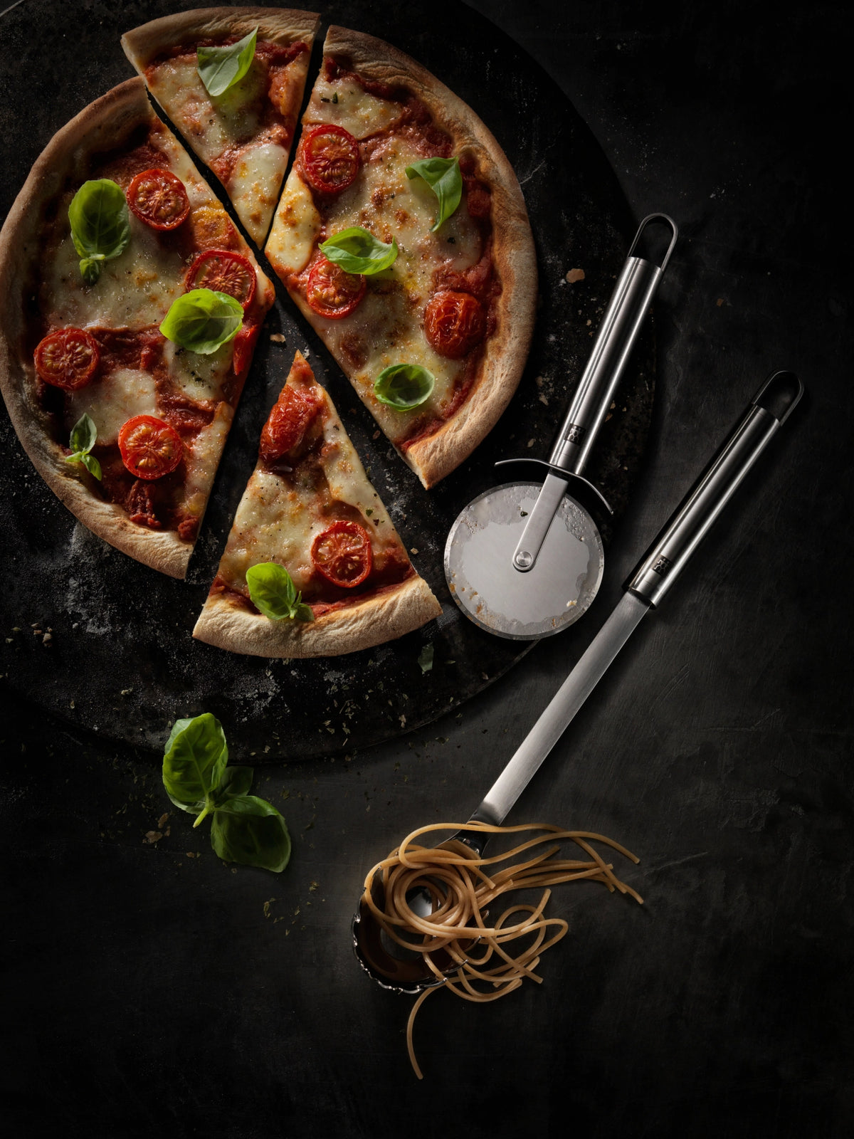 Zwilling Pro Pizzaschneider, 20.1cm in Silber präsentiert im Onlineshop von KAQTU Design AG. Pizza ist von Zwilling Kitchen