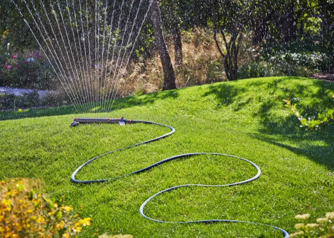 Das GARDENA Liano Xtreme Schlauch Set 3/4" 20 m bietet extreme Flexibilität und Robustheit für anspruchsvolle Gartenarbeiten.