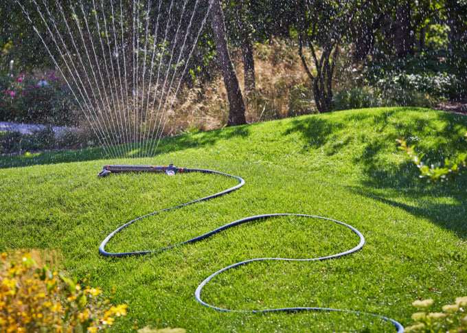 Das GARDENA Liano Xtreme Schlauch Set 3/4" 20 m bietet extreme Flexibilität und Robustheit für anspruchsvolle Gartenarbeiten.
