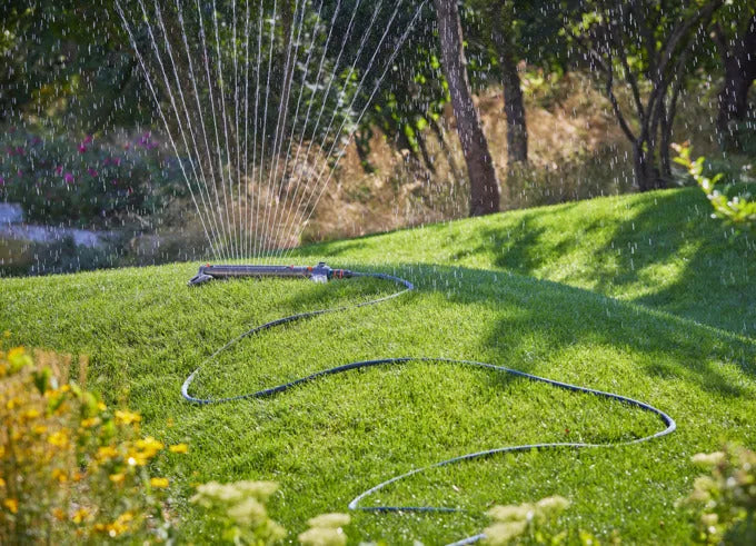 Das GARDENA Liano Xtreme Schlauch Set 3/4" 25 m bietet extreme Flexibilität und Robustheit für anspruchsvolle Gartenarbeiten.