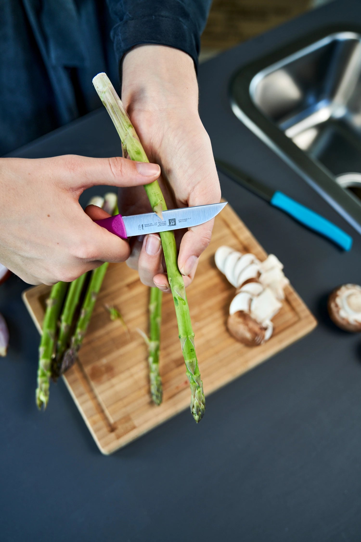 Elegantes 3-teiliges Gemüsemesserset von ZWILLING TWIN, ideal für präzise Zubereitung und vielseitige Anwendungen in der modernen Küche.