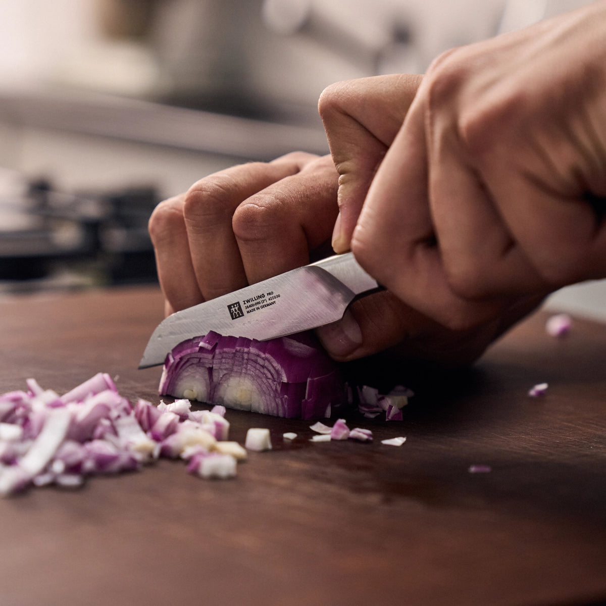 Zwilling Pro Gemüsemesser 90  mm in Schwarz präsentiert im Onlineshop von KAQTU Design AG. Küchenmesser ist von Zwilling Kitchen