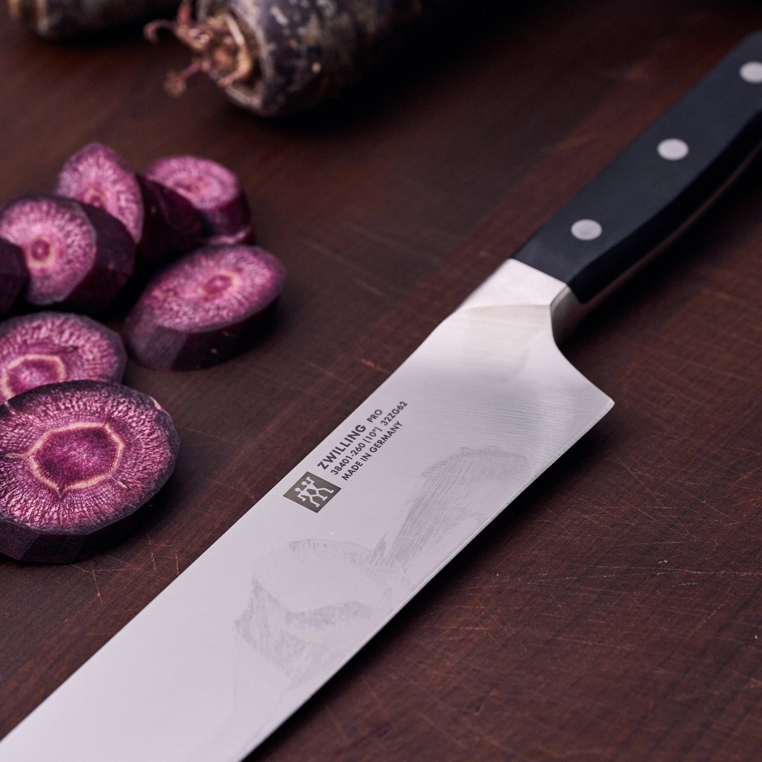 Professionelles Zwilling Pro Kochmesser mit 260 mm Klinge, perfekt für präzise Schneidetechniken und vielseitige Küchenanwendungen.