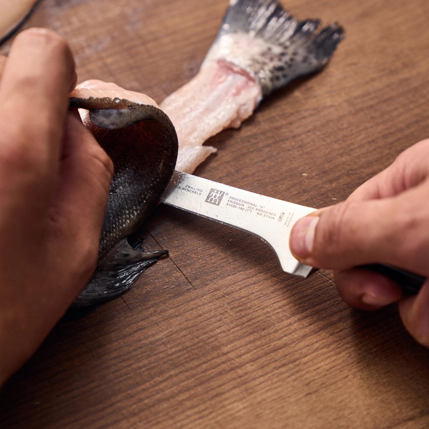 Hochwertiges Zwilling Pro Filetiermesser mit 180 mm Klinge, ideal zum präzisen Filetieren von Fisch und Fleisch in der Küche.