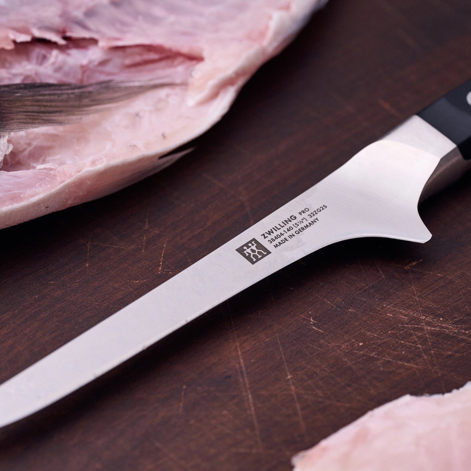 Zwilling Pro Ausbeinmesser 140 mm – elegantes, ergonomisches Design für präzises Trennen von Fleisch und Fisch mit Leichtigkeit.