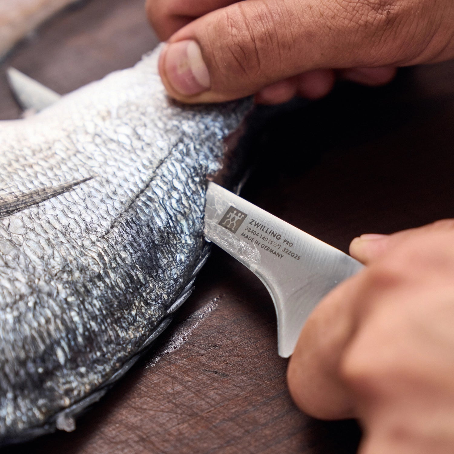 Zwilling Pro Ausbeinmesser 140 mm – hochwertiges Küchenmesser mit schmaler Klinge, ideal zum Auslösen von Fleisch und Filetieren von Fisch.