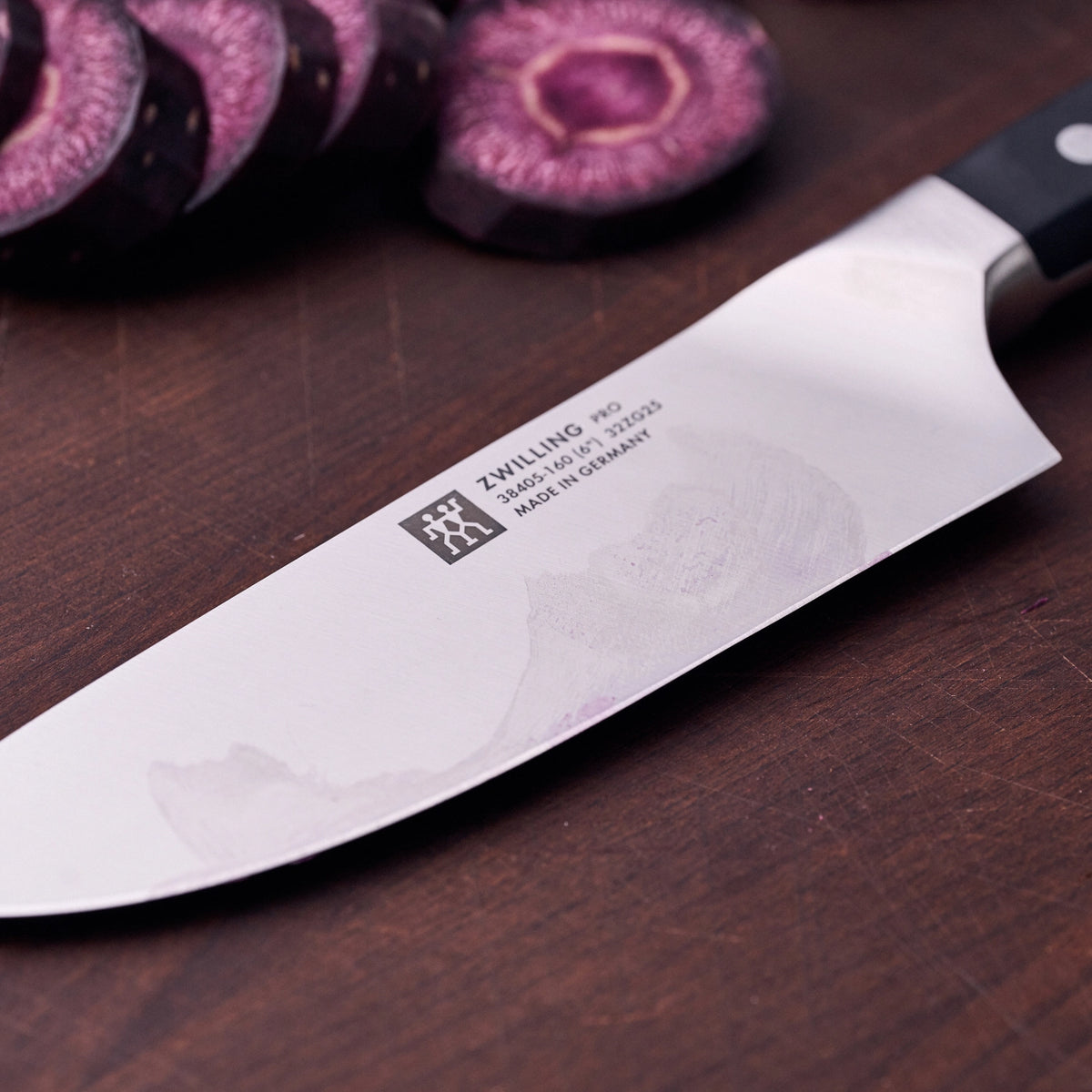 Zwilling Pro Kochmesser, breite Klinge 160 mm in Schwarz präsentiert im Onlineshop von KAQTU Design AG. Küchenmesser ist von Zwilling Kitchen
